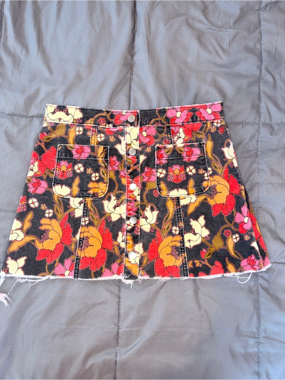 Urban Outfitters Floral Denim Mini Skirt Raw Hem Snap Front Size Small - Picture 2 of 7